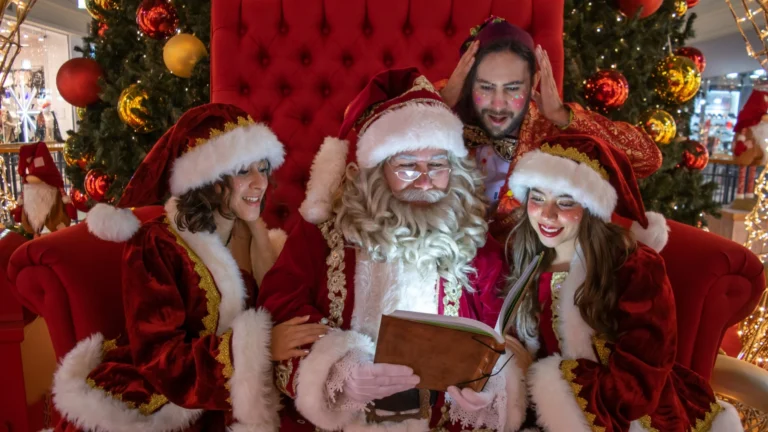 Santa Claus elfos leyendo libro cuentos navideños evento Chrismas